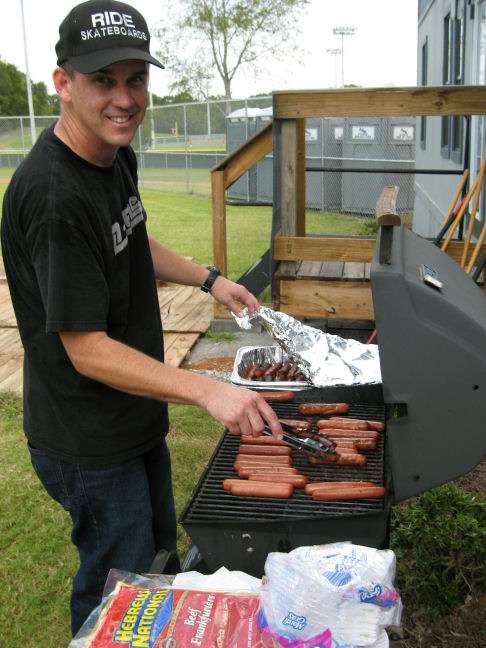 Grillmeister Kelly cranks up the dogs